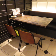 ゆったり寛げる4名テーブル席は、友人同士の集まりやご家族でのお食事に最適。程よいプライベート感と落ち着いた照明で、リラックスしてお楽しみいただけます。