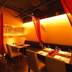 【フロントルーム／テーブル席半個室：4～8名様】少人数宴会や女子会に！壁面にトレードマークの羽根をあしらった、特別な雰囲気のお部屋は、4名様から8名様までご利用可能です。カーテンを閉めれば周囲を気にすることなく、ゆったりとお過ごしいただけます。少人数での宴会におすすめ。女子会にも人気のお席です。