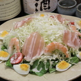シャキシャキの新鮮野菜と海の幸を贅沢に味わえる、だんまや水産の特製サラダ！彩り豊かな旬の野菜に特製ドレッシングが絡み、お肉やお刺身の合間の箸休めにもぴったりです。さっぱりと味わえてボリュームも満点なので、飲み会のスタートやヘルシーに楽しみたい宴の席に、ぜひご注文いただきたい一品です。
