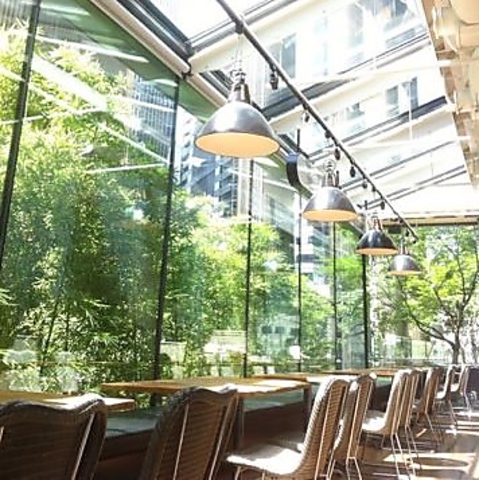 風通しのいい開放的なテラス席でランチやカフェはいかがですか？