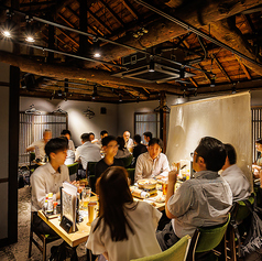 2階には10人掛けのテーブルもございます。会社の同僚や、親しい友人との宴会など、様々なシーンでお使いいただけます。