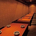 各種宴会におすすめの掘りごたつ席半個室は、4名様用を5部屋ご用意。足を伸ばしてゆったりとくつろげるため、長時間の語らいも快適に過ごせます。程よいプライベート感を保ちつつ、賑やかな宴の雰囲気も楽しめる造りとなっております。親しい友人との飲み会や、職場仲間との少人数での集まりなど、多彩な用途に最適です。