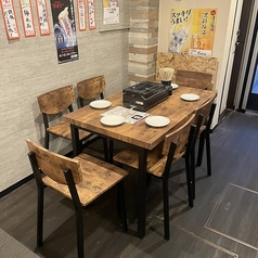 <仕事終わりのひとり飲み、出張客におすすめ！>心地よいテーブル席！当店では、新鮮な海鮮やお刺身をふんだんに使用した料理をお楽しみいただけます。仕事帰りのサク飲みや、出張の合間に立ち寄るのにも最適◎リラックスした雰囲気の中で、心温まる料理とお酒をお楽しみください。お気軽にお越しください♪