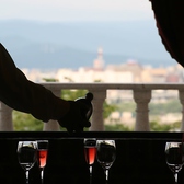 旭川市街を一望できる店内は、ランチタイムには美しい街の景色を…ディナータイムには幻想的な星空と夜景をお楽しみ頂けます。