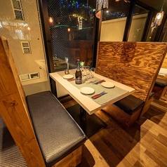 2～4名様向けのテーブル席は、気軽な飲み会や友人との食事にぴったり。落ち着いた照明とおしゃれなインテリアが、リラックスした空間を演出します。クッション付きのソファ席で、ゆったりとくつろぎながらシュラスコや本格イタリアンを楽しめるのが魅力。仕事帰りの一杯にもおすすめです。