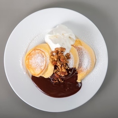 ホットチョコレートパンケーキ自家製グラノーラがけ