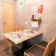 ゆったりとした時間を過ごせる4名様用のテーブル席です。ご家族やご友人との大切なお食事に最適です。落ち着いた雰囲気の中で、会話を楽しみながら、自慢の料理をゆっくりとご堪能いただけます。居心地の良い空間で、思い出に残るひとときをお過ごしください◎