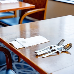 【デートでのご利用にもぴったり♪】ガーデンとチャペルを望むお席が、お二人だけの特別な時間を演出します◎