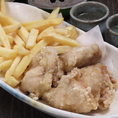 カラッと揚がった衣のサクサク感と、溢れ出す肉汁がたまらない定番人気メニュー！特製のタレにしっかり漬け込んだ鶏肉は、染み込んだ旨味とジューシーな味わいが魅力です。一口食べればサワーやビールが止まらなくなる美味しさ！お子様から大人まで大満足間違いなしの、アツアツ絶品唐揚げをお召し上がりください！