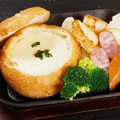 料理メニュー写真 丸ごと食べられる！ パンでチーズフォンデュ