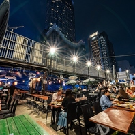 開放的な南国感の店内でお肉を堪能！