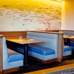 【ご家族とのお食事の場として】明るく開放的なテーブル席はお子様連れも快適。皆様で賑やかな食事の時間を満喫♪