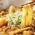 料理メニュー写真&nbsp;おでん出汁で作る自慢のカレー宮古そば