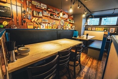 ガレージ風のゆったりしたお席です。10名以上のご利用も！