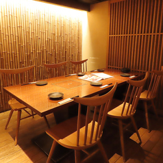 木調の落ち着いたテーブル席をご用意しております。