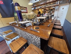 カウンター席も吹き抜けでゆっくりしていただけます。