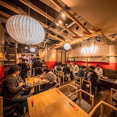 【テーブル席：2～36名様】4名様～6名様のテーブル席を複数ご用意。横並びのレイアウトはご宴会もしやすく、一体感が生まれます。奥の席はすべて使い、最大35名前後での半貸切にも対応可能。周りを気にせず、会社の飲み会やご友人との集まりで盛り上がれる、木のぬくもりが心地よい空間です。