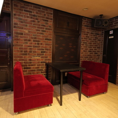 4名様用のソファのお席は2卓ご用意しております。各種宴会や二次会にいかがでしょうか。