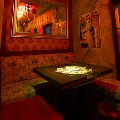 人気のこの字角席！2名様から最大4名様のお席。デート、友人、女子会に最適！4名利用は少しミチミチなお席にはなりますが男女なら何かが始まるかもしれないドキドキお席！