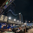 目の前にそびえる歌舞伎町タワーと夜景が自慢のテラス席。都会の真ん中とは思えない開放感で、仕事終わりの一杯も特別な時間に変わります。