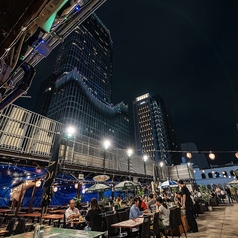 目の前にそびえる歌舞伎町タワーと夜景が自慢のテラス席。都会の真ん中とは思えない開放感で、仕事終わりの一杯も特別な時間に変わります。