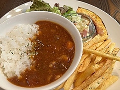 牛すじのトマトカレー＆フライドポテト