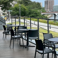 明るく開放的なテラス席がおすすめ!ぜひご利用ください