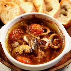 イカ、キノコ、トマトのスパイスアヒージョ