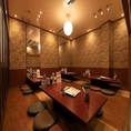 【座敷席】2～6名様×12卓｜当店1番人気！ご家族、仲間と焼肉宴会にどうぞ。まるでお家にいるように、リラックスしながら過ごせる空間。小さなお子様がいても快適なフラットな席です。木のぬくもり溢れる空間で、美味しい焼肉をお楽しみください。※予約のみの案内とさせていただいております。