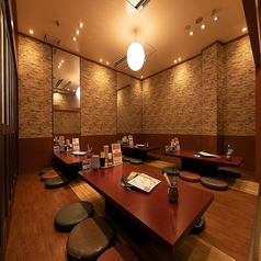 【座敷席】2～6名様×12卓｜当店1番人気！ご家族、仲間と焼肉宴会にどうぞ。まるでお家にいるように、リラックスしながら過ごせる空間。小さなお子様がいても快適なフラットな席です。木のぬくもり溢れる空間で、美味しい焼肉をお楽しみください。※予約のみの案内とさせていただいております。