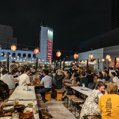 長テーブルとベンチを囲むテラス席は、大人数でも快適に楽しめるレイアウト。会社の飲み会やイベント利用に好評の人気エリアです。