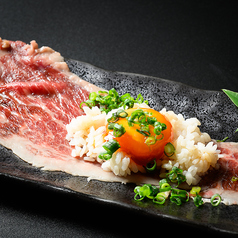 道産和牛の肉寿司醤油漬け卵黄乗せ