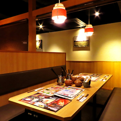 清潔感ある明るい雰囲気の店内♪ご宴会や記念日、デート、女子会などのプライベートなど、落ち着いた空間で優雅なひと時を♪ぜひ体感していただき、最高のお時間をお過ごしくだしさい☆こだわりの逸品が楽しめる飲み放題付コースをご用意しておりますので、併せてご利用くださいませ。