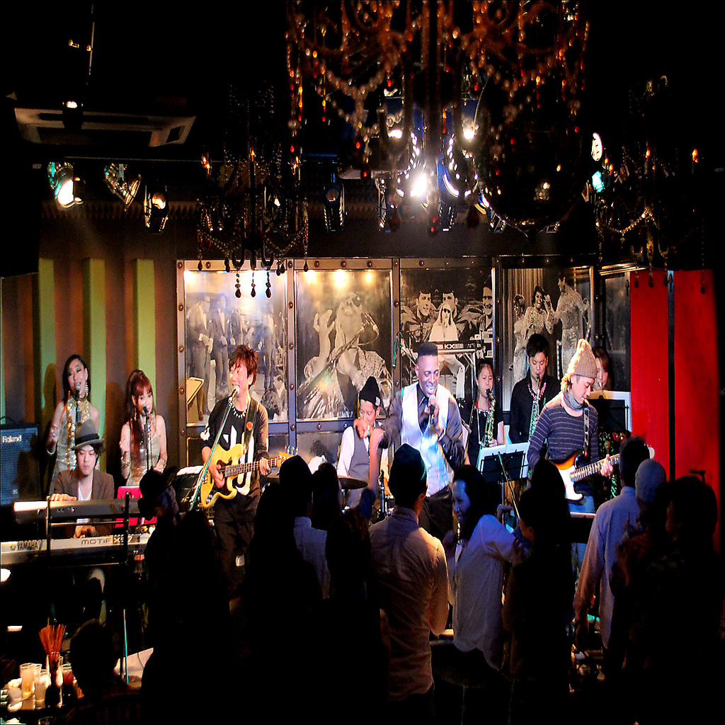 結婚式2次会の様子を紹介。新郎新婦をステージに呼んで、プロシンガーから愛の歌のプレゼント！