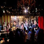 結婚式2次会の様子を紹介。新郎新婦をステージに呼んで、プロシンガーから愛の歌のプレゼント！