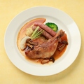 料理メニュー写真 若鶏骨付きモモ肉のコンフィとソーセージ　粒マスタード風味のマッシュポテト