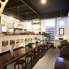 【会話を楽しむカウンターのお席♪】お一人様からお気軽にご利用いただけるカウンターのお席が8席ございます◎今日のおすすめや料理に合うドリンクの話など、スタッフから聞けちゃうカモ…！