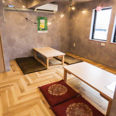 足を伸ばしてくつろげる、広々としたお座敷席をご用意しています。4名様ずつのご利用はもちろん、お席をつなげれば最大15名様までのご利用が可能です。様々なシーンでゆったりとお過ごしいただけます♪和の落ち着いた空間で、美味しい料理とお酒をお楽しみください。