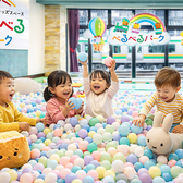 たくさんのボールに囲まれながら、幼児や赤ちゃんが楽しく遊べる「ボールプール」※画像はイメージです