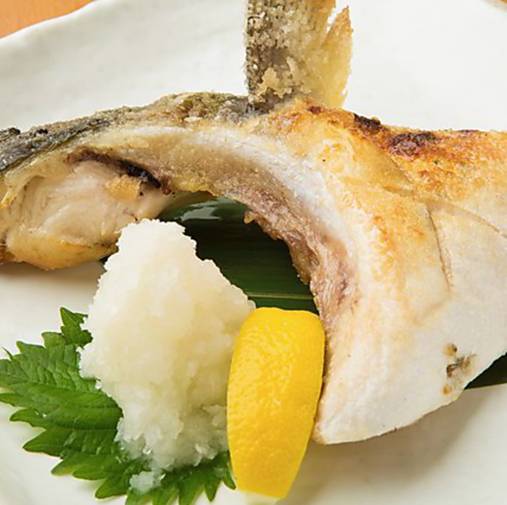 脂がうまい『茶ぶりのカマ塩焼き』！こんがり焼いたパリパリの皮とジューシーな身がたまりません♪