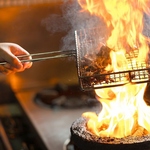 近江鶏使用◎天然備長炭で豪快に！