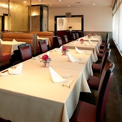 テーブルのお席もご用意しております。特別な日のご利用はもちろん、ちょっと贅沢をしたい日のランチやディナー、女子会でのご利用にもおすすめです。また、店内は、窓から明るい日差しが差し込み、落ち着いた雰囲気でお食事をお楽しみいただけます。是非ご利用ください。