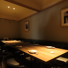 【宴会・個室】店内は温かみのある木を使用し、落ち着いた空間をご提供いたします。6名ほどの少人数宴会から10名以上の中人数の宴会のご利用も可能です。※個室のご利用は4名様以上～となります。