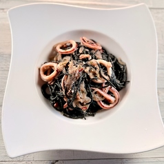 イカ墨とトマトのパスタ