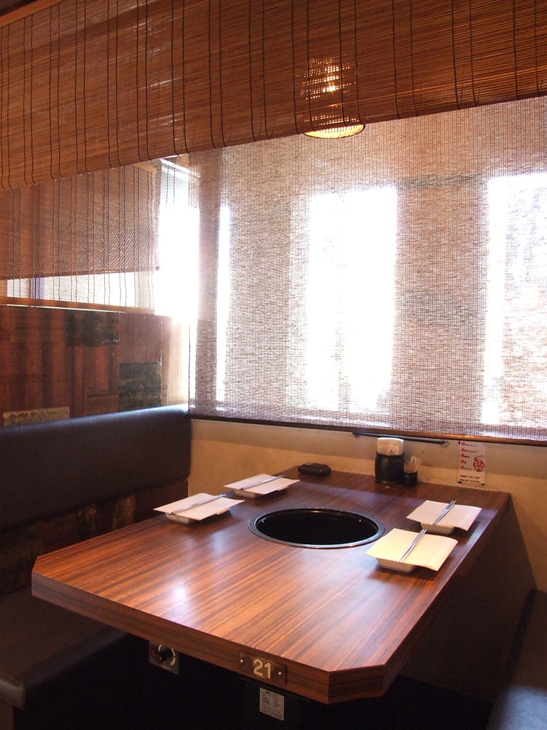 家族やカップルにおすすめのテーブル席もあります。