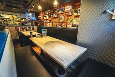 ガレージ風のゆったりしたお席です。10名以上のご利用も！