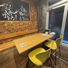 ご友人同士の飲み会やご家族のお食事に便利な広めのテーブル席です。温かい照明と木目を基調とした内観で、リラックスしてお食事を楽しめます。