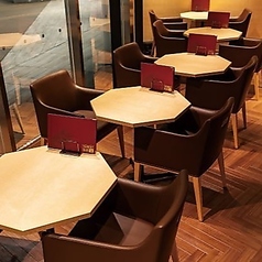 プライベート感のあるテーブル席で、リラックスした時間をお届けします。美味しい料理と共に、心温まるひとときをお楽しみください。家族連れにも大好評！