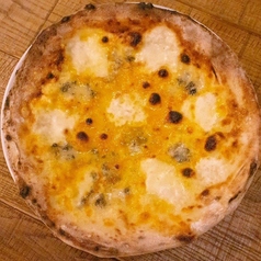 PIZZAクワトロフォルマッジョ（4種のチーズのピッツァ）