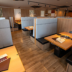 ゆったり座れるソファー席